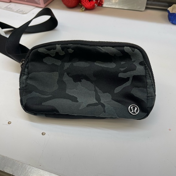 lululemon athletica women’s Black Camouflage Belt Bag - Picture 1 of 3